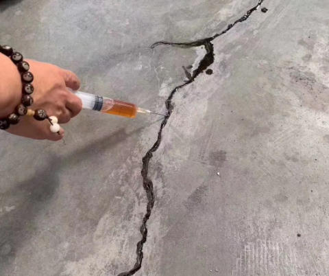 鸡冠混凝土裂缝修补技术详解​