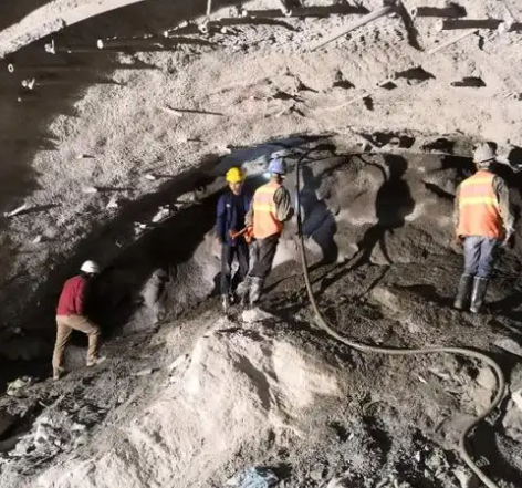 鸡冠拱顶带模注浆料的施工流程及注意事项